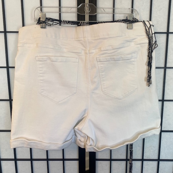 Liverpool Pulled-On Rolled Up Chloe Short - Picture 12 of 12